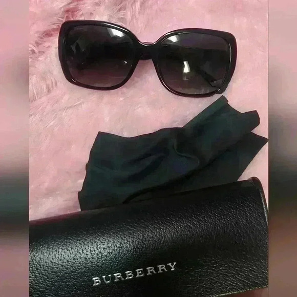 Women Burberry sunglasses no defects main image 13